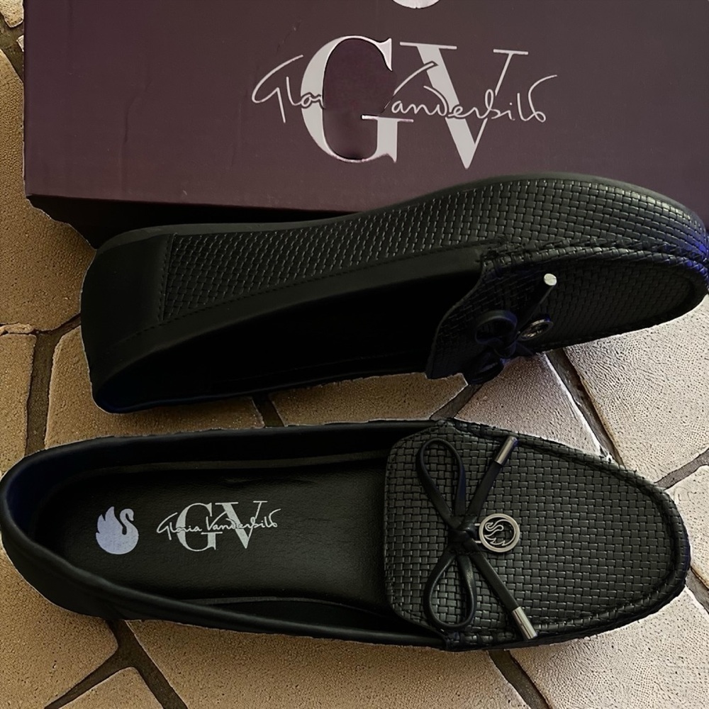 New in Box Gloria Vanderbilt “Rosemarie” Black Loafers with Bow Detail SIZE 7 - Picture 2 of 4